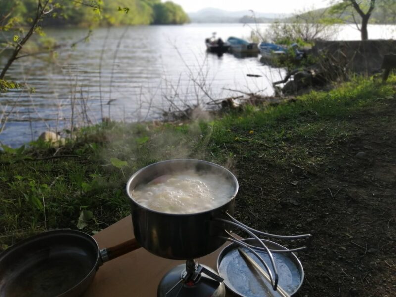 湖畔で作る鍋焼きうどん