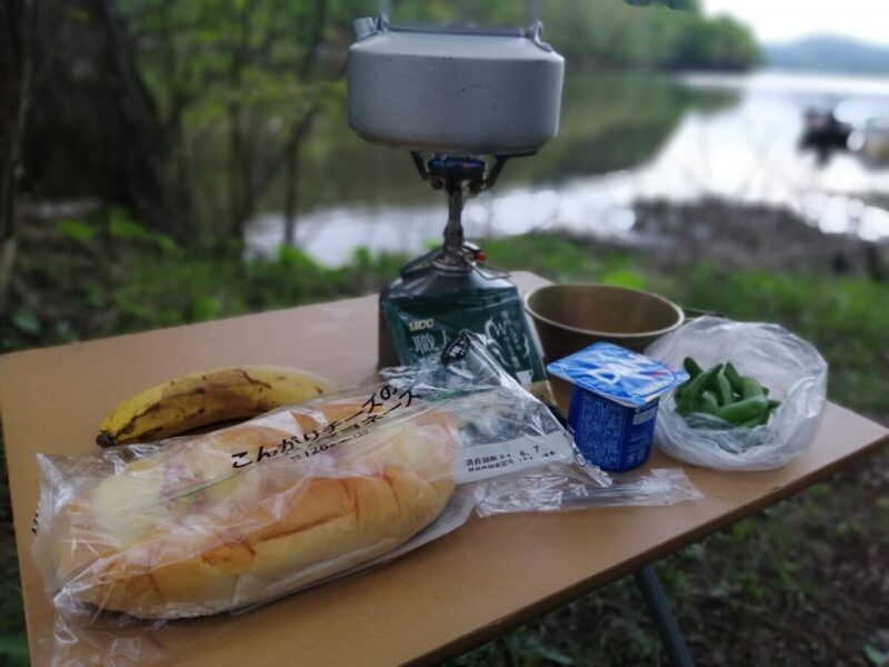 湖畔の朝食